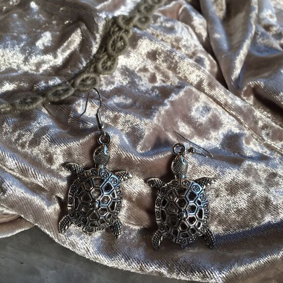 ADORABLE SILVER Plated Turtle Earrings! - Picture 9 of 16